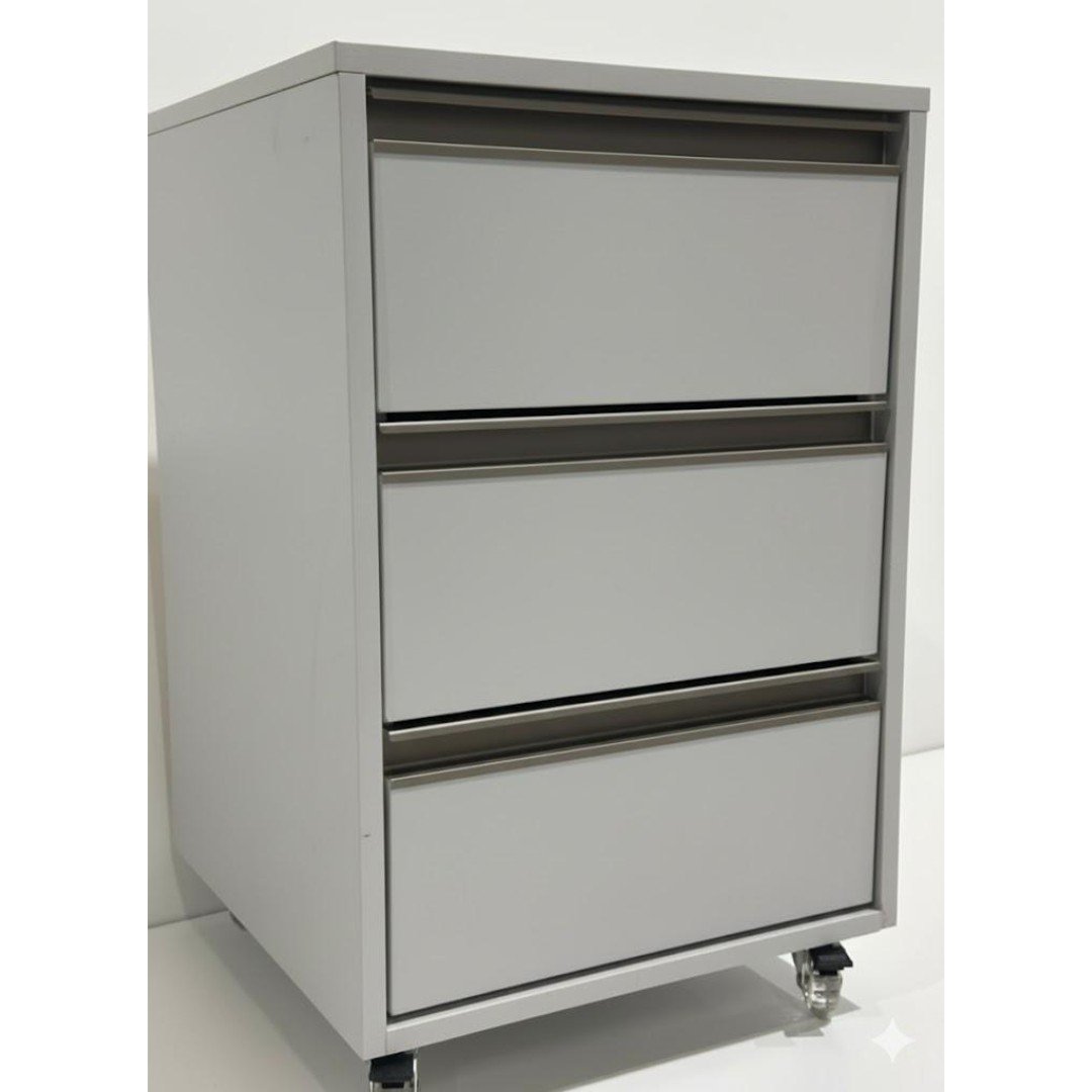 Criado-mudo em MDF branco com 3 gavetas e rodinhas para quarto.