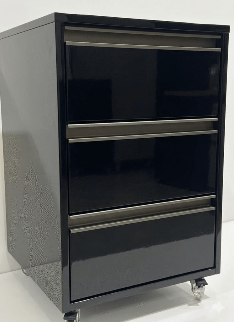 Criado-mudo com 3 gavetas e rodinhas na cor Preto Brilhante, fabricado em MDF pela FIX HOME BR.