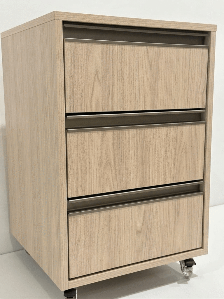 Criado-mudo com 3 gavetas e rodinhas na cor Carvalho Lir, fabricado em MDF pela FIX HOME BR.